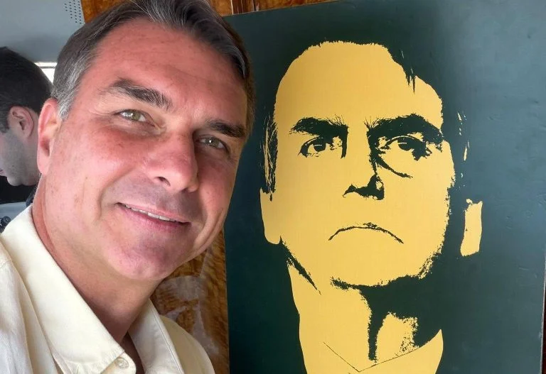 Flávio visita Jair Bolsonaro pela primeira vez após autorização de Moraes