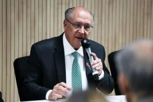 Geraldo Alckmin fala sobre tarifaço e defende crescimento da economia brasileira: “Nós vamos fazer ajuste fiscal”