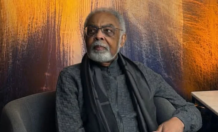 Gilberto Gil chama atenção ao fazer o “L” durante ato em apoio a Lula e recebe elogio de Janja: “Vamos juntos”