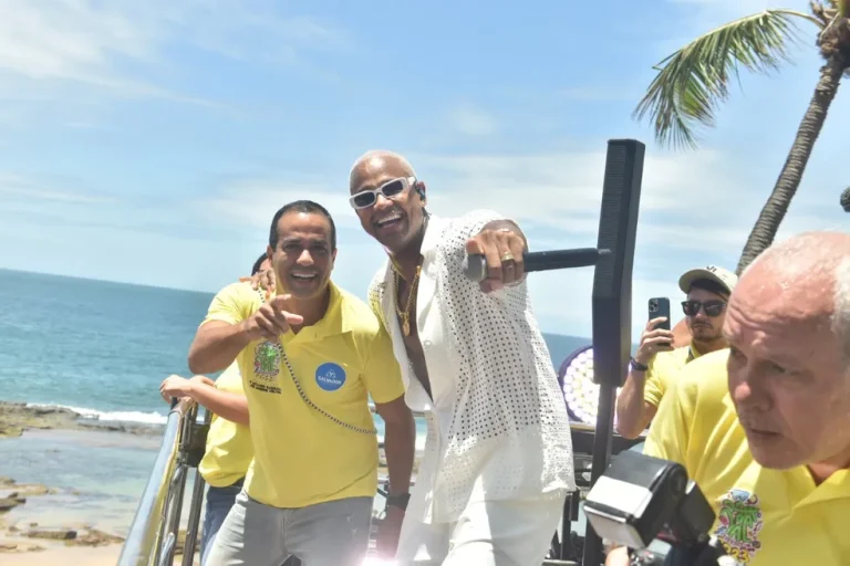 Léo Santana sobe ao palco no Mané Dendê após decisão do TRE BA e multa contra Bruno Reis chega a R$ 300 mil por hora