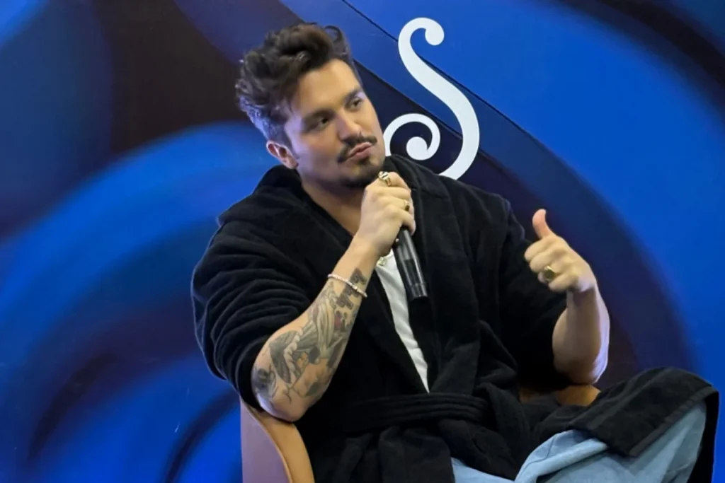 Luan Santana faz gesto de “L” em show e assessoria nega apoio a Lula: “Não se posicionou e nem vai se posicionar”