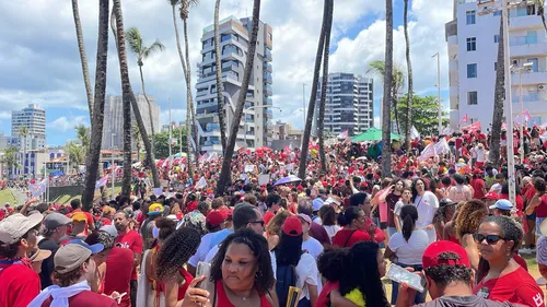 Manifestação em apoio a Lula reúne estudantes e apoiadores na Barra, em Salvador
