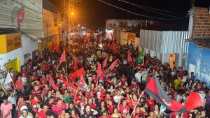 Jerônimo reúne multidão em caminhada ao lado de Eduardo Hagge em Itapetinga: “Domingo é vitória”