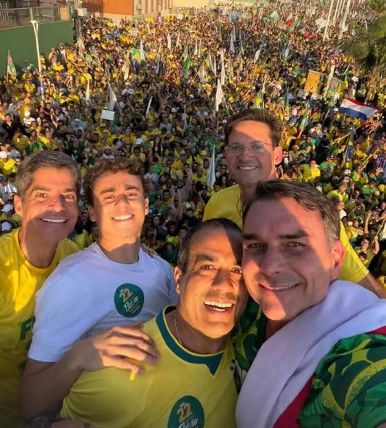 Carreatas em apoio a Flávio Bolsonaro movimentam Salvador neste sábado