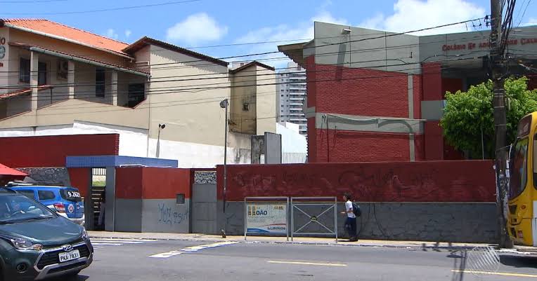 Eleitores encontram portões fechados em escola de Salvador mesmo após prorrogação da votação
