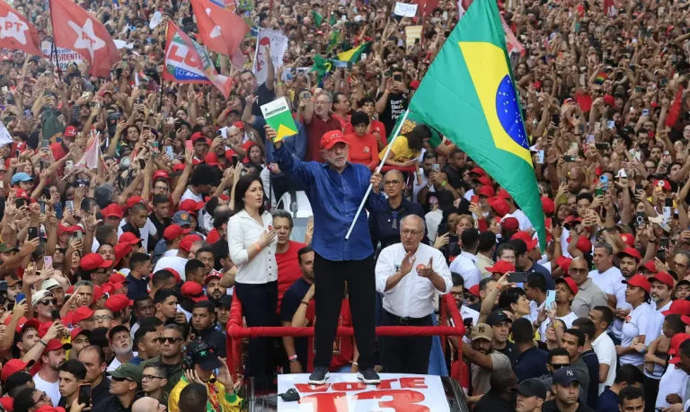 Lula é reeleito presidente do Brasil e comemora vitória após apuração do segundo turno
