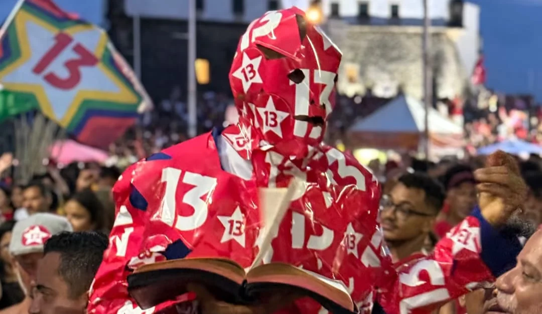 Pastor Sargento Isidório chama atenção com corpo coberto de adesivos em ato pró Lula na Barra