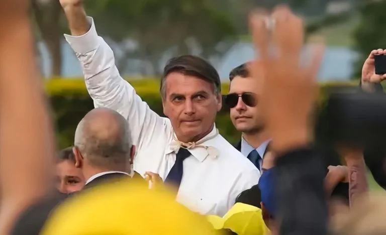 Após 1º turno, Bolsonaro recorre a Moraes e pede autorização para receber visita de Flávio