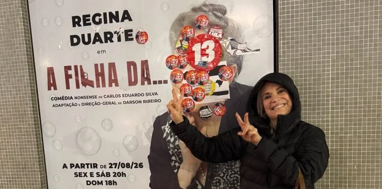 Regina Duarte debocha de cartaz coberto por adesivos do PT: “Me obrigaram a fazer o 22”