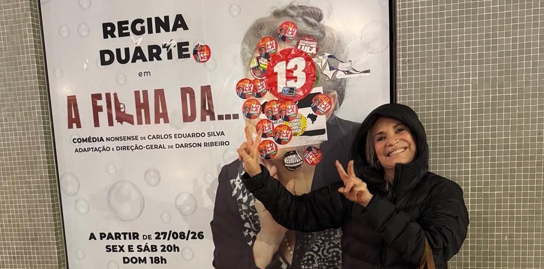Regina Duarte debocha de cartaz coberto por adesivos do PT: “Me obrigaram a fazer o 22”