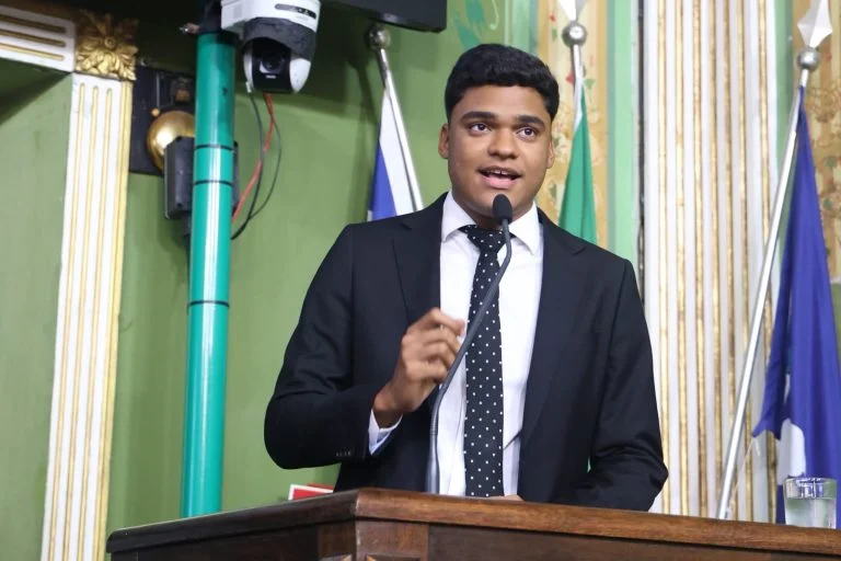 Sandro Filho é eleito deputado federal, aos 21 anos, com votos em todos os municípios da Bahia