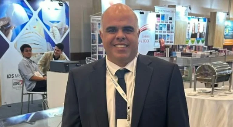 Silicone na mama causa câncer? Médico especialista responde