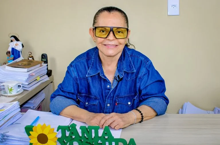 Prefeita de Conceição do Jacuípe chama atenção ao exonerar servidores após derrota da filha nas urnas