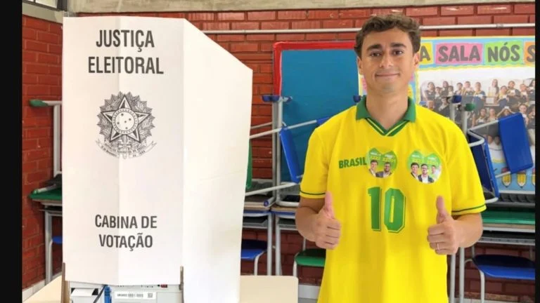 Nikolas Ferreira vota na manhã deste domingo e dispara nas redes sociais: “Que Deus abençoe”