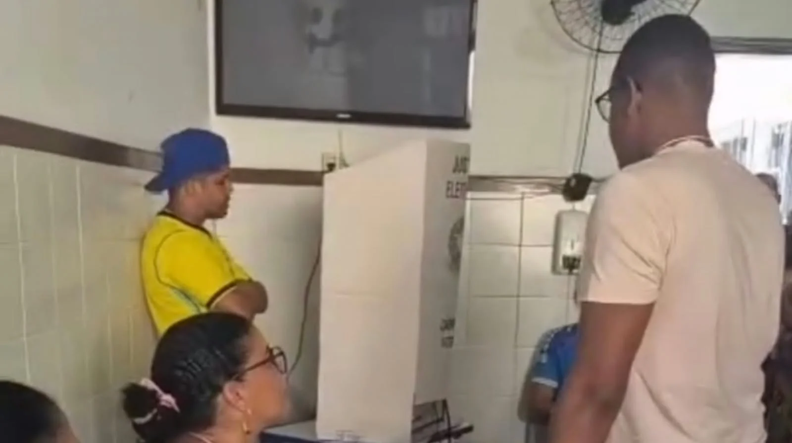 Eleitora registra suposta falha de botão em número na urna eletrônica e ameaça ligar para autoridades: “Vou chamar a Polícia”