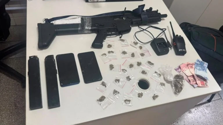 Adolescente é apreendido com submetralhadora e drogas na Feira do Japão, no bairro da Liberdade