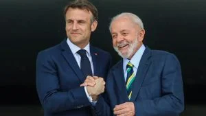 Emmanuel Macron faz publicação parabenizando Lula pela reeleição e afirma que Brasil e França “têm muito a construir juntos”