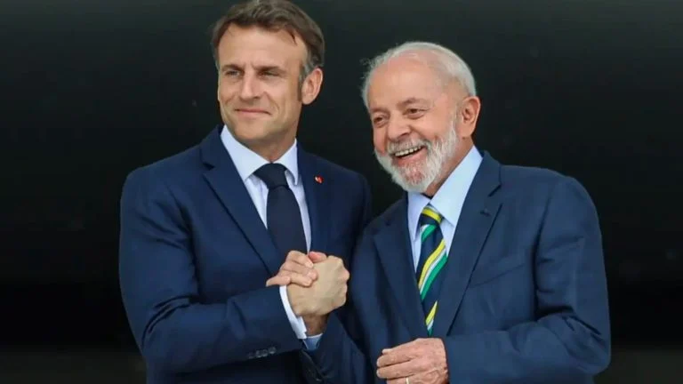 Emmanuel Macron faz publicação parabenizando Lula pela reeleição e afirma que Brasil e França “têm muito a construir juntos”