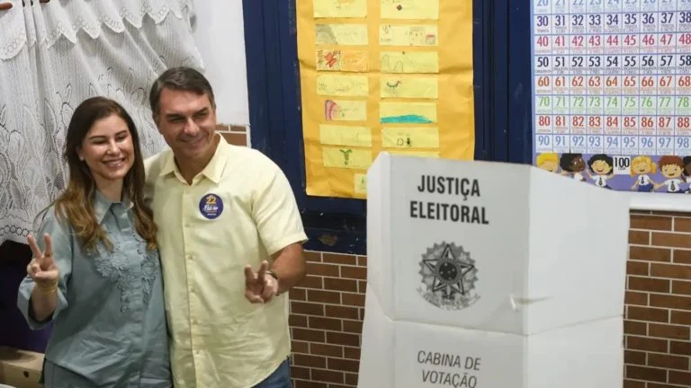 Flávio Bolsonaro desembarca nos Estados Unidos acompanhado da esposa e das filhas após passagem pela Argentina e Equador
