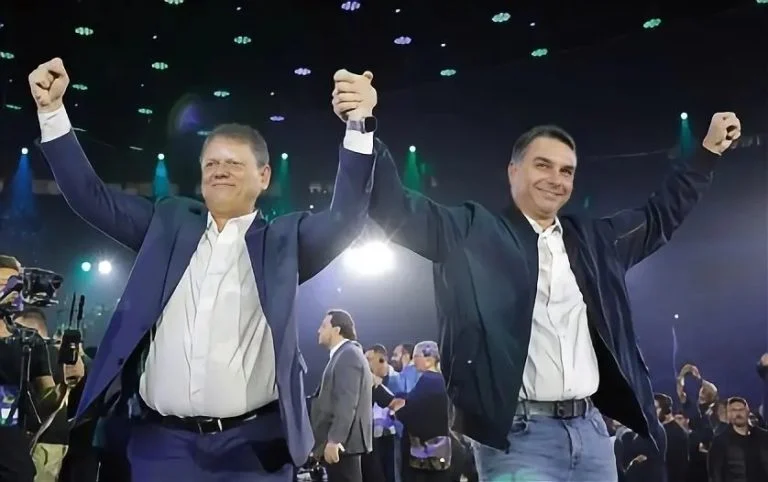 Tarcísio afirma que aconselhou Flávio Bolsonaro a não sair do Brasil e fala sobre o segundo turno: “Respeitar o resultado das