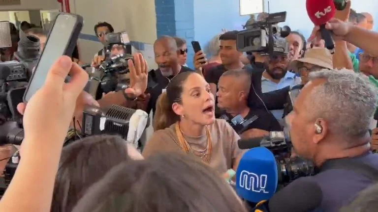 Confusão: cinegrafistas brigam por espaço durante cobertura do governador Jerônimo Rodrigues