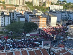 Ato em Salvador mostra força de Lula na Bahia durante caminhada para apoio ao candidato