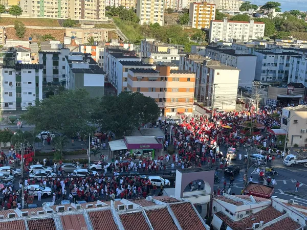 Ato em Salvador mostra força de Lula na Bahia durante caminhada para apoio ao candidato