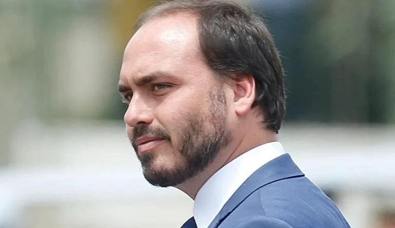 Carlos Bolsonaro vence disputa pelo Senado em Santa Catarina
