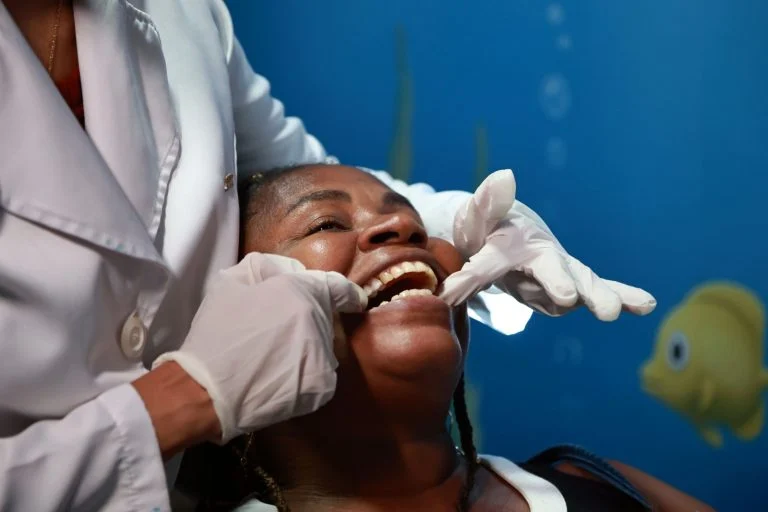 Iniciativa do CER Barra faz entrega de próteses dentárias a 12 familiares de crianças com autismo: “Cuidar de quem cuida”