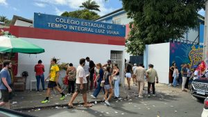Eleitores se aglomerem logo cedo para início da votação no Luiz Viana, maior colégio eleitoral da Bahia