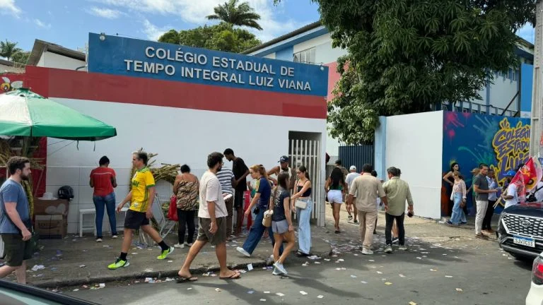 Eleitores se aglomerem logo cedo para início da votação no Luiz Viana, maior colégio eleitoral da Bahia