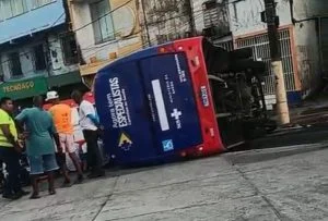 Colisão entre três veículos deixa nove feridos e causa pânico no Largo do Tanque; veja vídeo