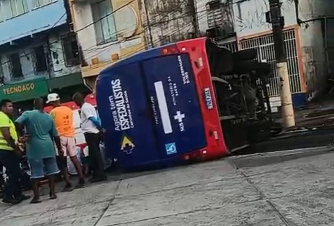 Colisão entre três veículos deixa nove feridos e causa pânico no Largo do Tanque; veja vídeo