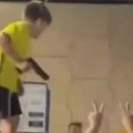 Criança é filmada com arma nas mãos durante comemoração bolsonarista