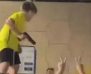 Criança é filmada com arma nas mãos durante comemoração bolsonarista