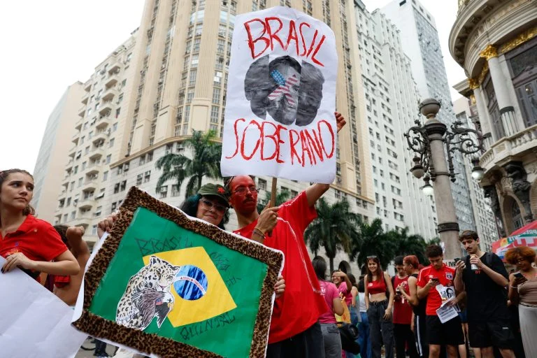 Mobilização estudantil ocupa ruas do Rio de Janeiro contra Flávio Bolsonaro