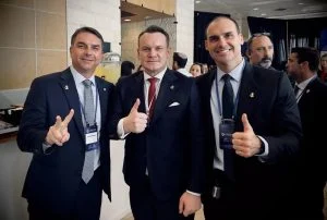 Deputado polonês ameaça deportar brasileiras do país por fazerem o “L”; entenda o caso