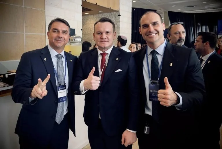 Deputado polonês ameaça deportar brasileiras do país por fazerem o “L”; entenda o caso