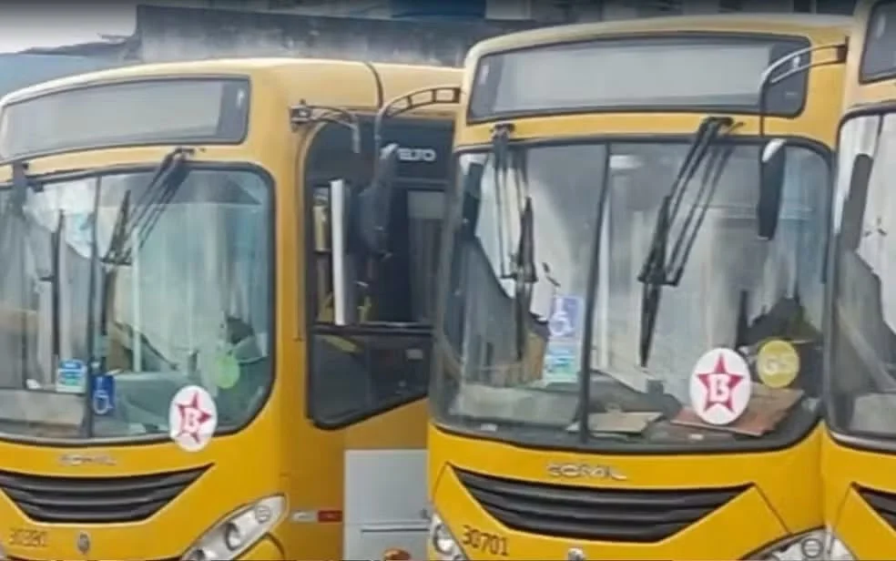 Semob determina circulação de ônibus após coletivos serem vistos com adesivos políticos em Salvador
