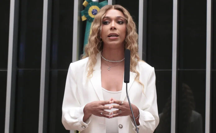 Erika Hilton critica mudança de postura de Flávio Bolsonaro sobre fim da escala 6×1: “Conversa para ingênuo dormir”