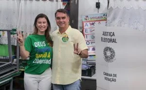 Flávio Bolsonaro vota na Zona Norte do Rio de Janeiro com a esposa