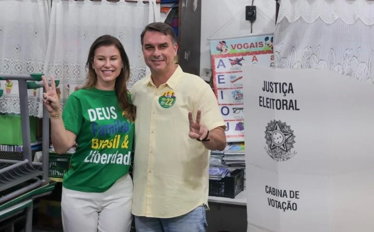 Flávio Bolsonaro vota na Zona Norte do Rio de Janeiro com a esposa