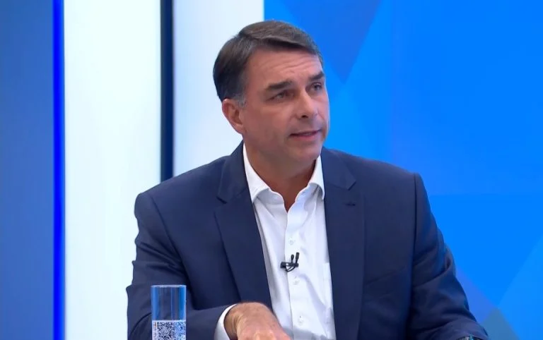 Flávio critica escala 6×1: “Nessa sua folga você vai continuar andando de ônibus e sendo assaltado”