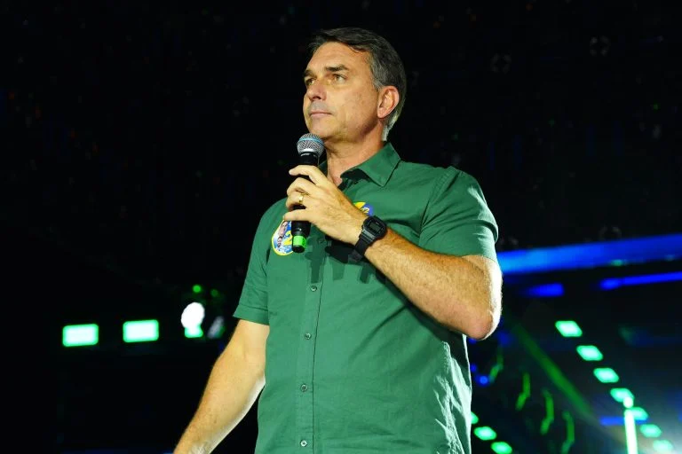 PF cancela passaportes de Flávio Bolsonaro após descumprimento de prazo judicial