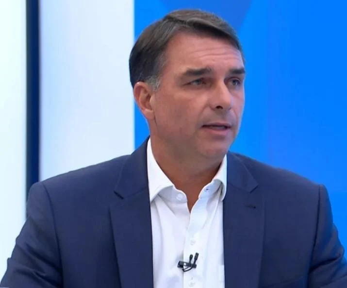 Campanha de Flávio Bolsonaro propõe transição de dois anos no Bolsa Família para empregados e autônomos 