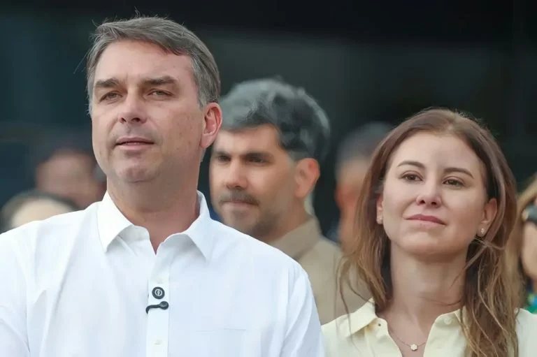 Após polêmica, Flávio Bolsonaro vai à missa em homenagem a Nossa Senhora Aparecida e momento chama atenção; veja vídeo