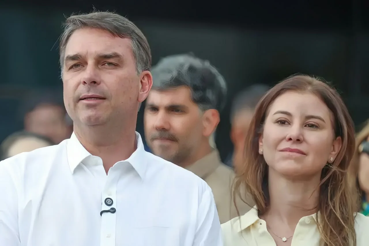 Após polêmica, Flávio Bolsonaro vai à missa em homenagem a Nossa Senhora Aparecida e momento chama atenção; veja vídeo