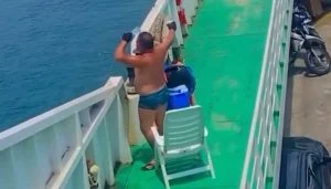Homem chama atenção ao utilizar travessia de ferry boat como descontração; vídeo viraliza