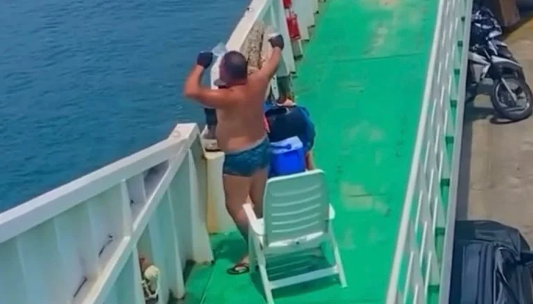 Homem chama atenção ao utilizar travessia de ferry boat como descontração; vídeo viraliza