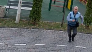 Homem corre para escapar de drone russo e câmera registra momento de tensão